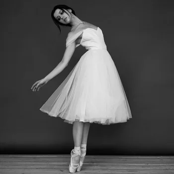 2021 Последните в продажбата на Бели Къса булчинска рокля с открити рамене И Ръкави Сватбени Рокли с Дължина до коляното Сватбени рокли Прости нагънат