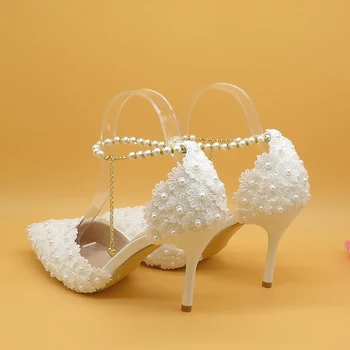 Бели Дантелени Сватбени обувки с цветя модел и Чанта в комплекта На Висок ток с остър пръсти и каишка на щиколотке, дамски официални обувки с чанта в тон дантела