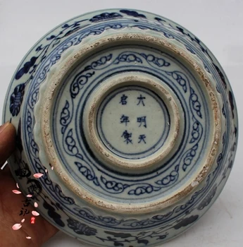 Изящни старинни орнаменти от чинии със сини и бели дракони