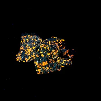 Природен Огнения камък Сиенит, съдържащ флуоресцентно осветление минерал содалит, груб crystal, длинноволновые проби колекция UV 365NM